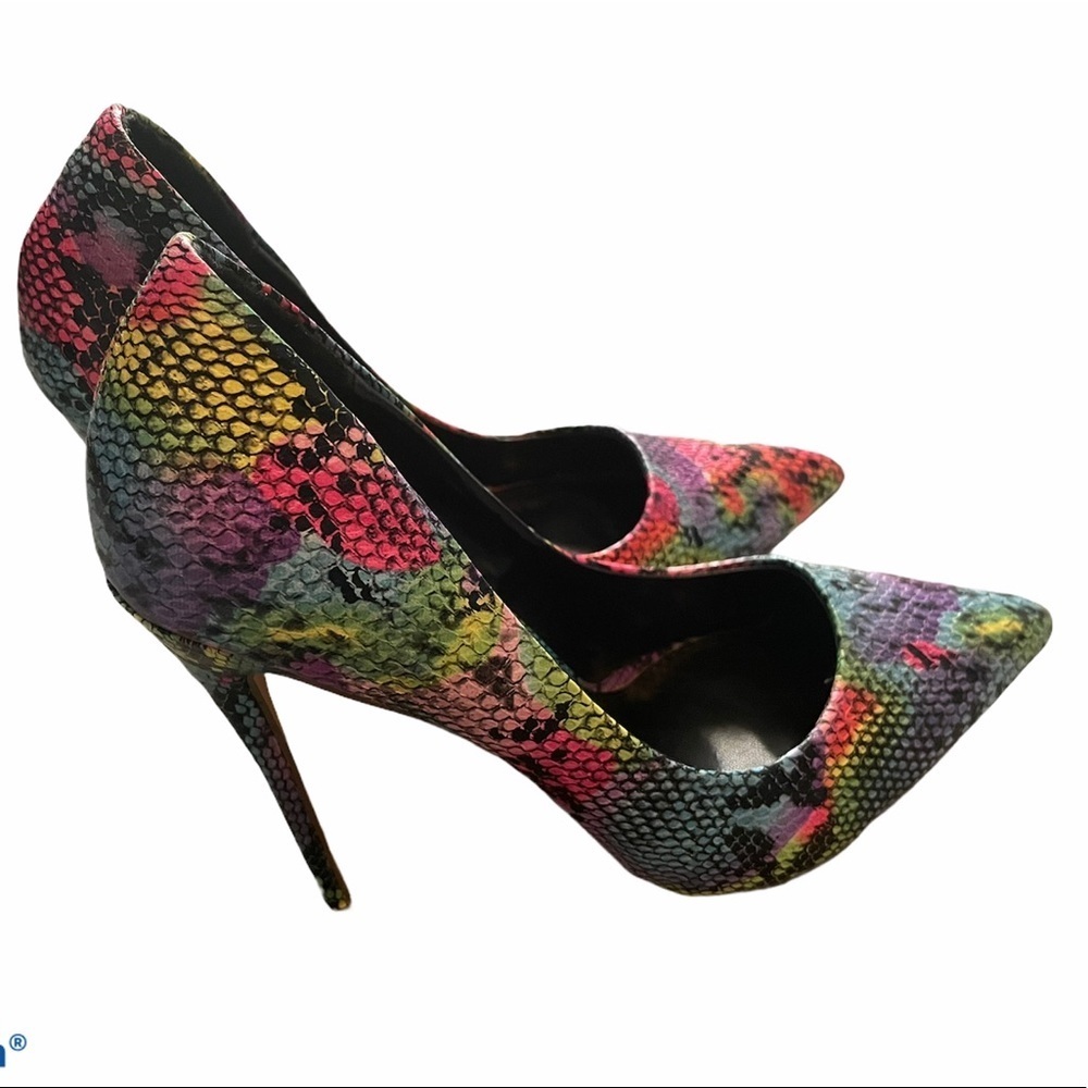 Olivia Ferguson high heels